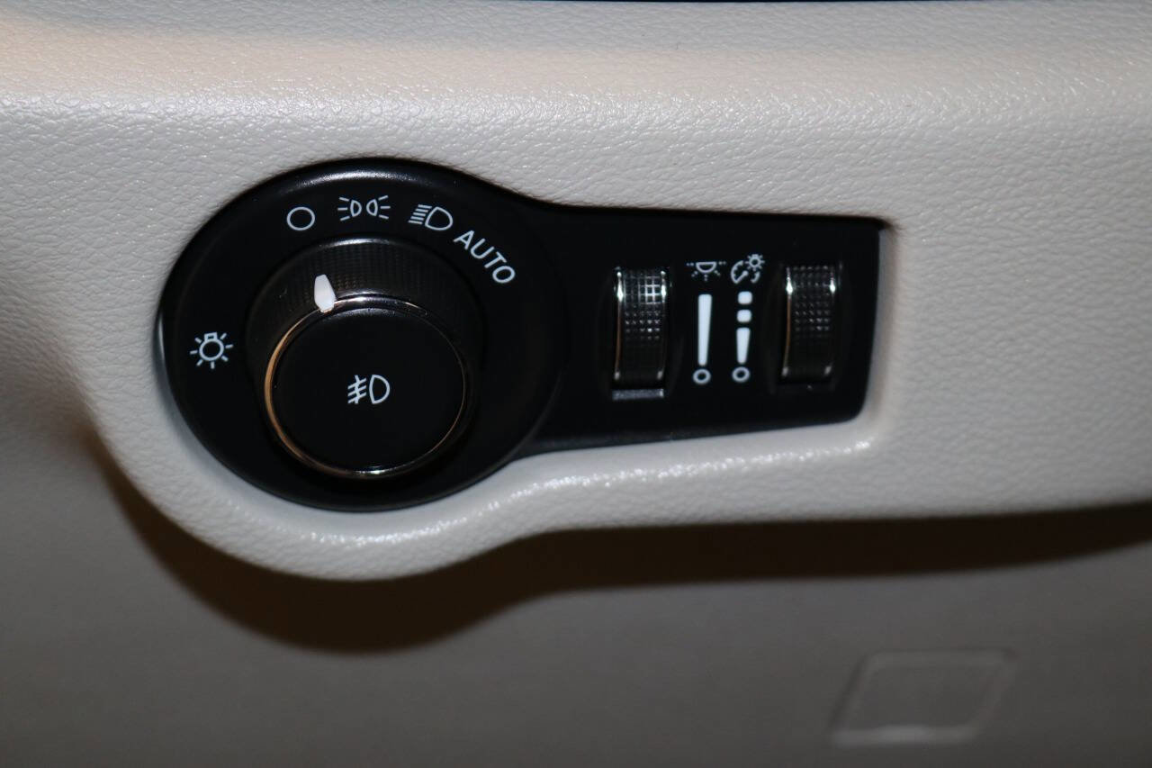 Used 2023 Chrysler Pacifica Touring-L image 59