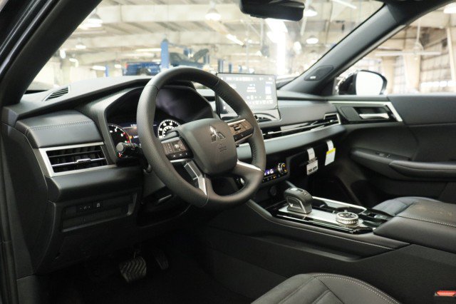 New 2026 Mitsubishi Outlander LE FWD image 5