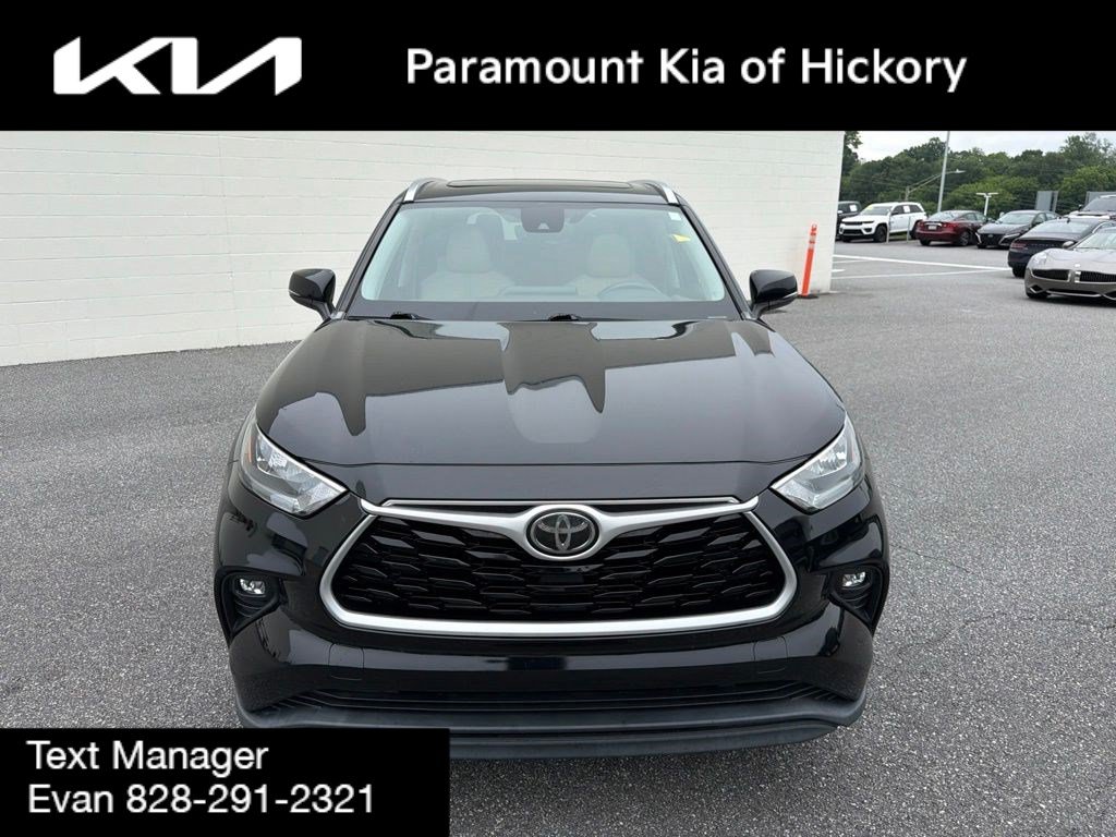 Used 2020 Toyota Highlander XLE FWD image 2