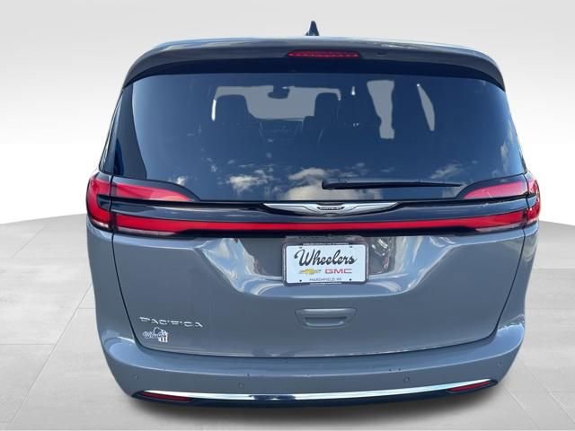 Used 2025 Chrysler Pacifica Select image 4