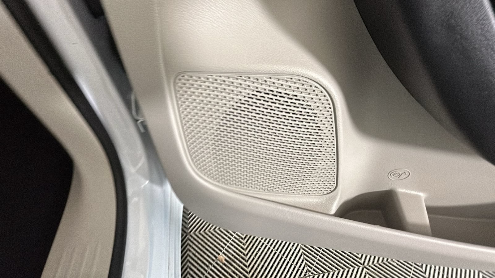 Used 2024 Chrysler Pacifica Touring-L FWD image 35