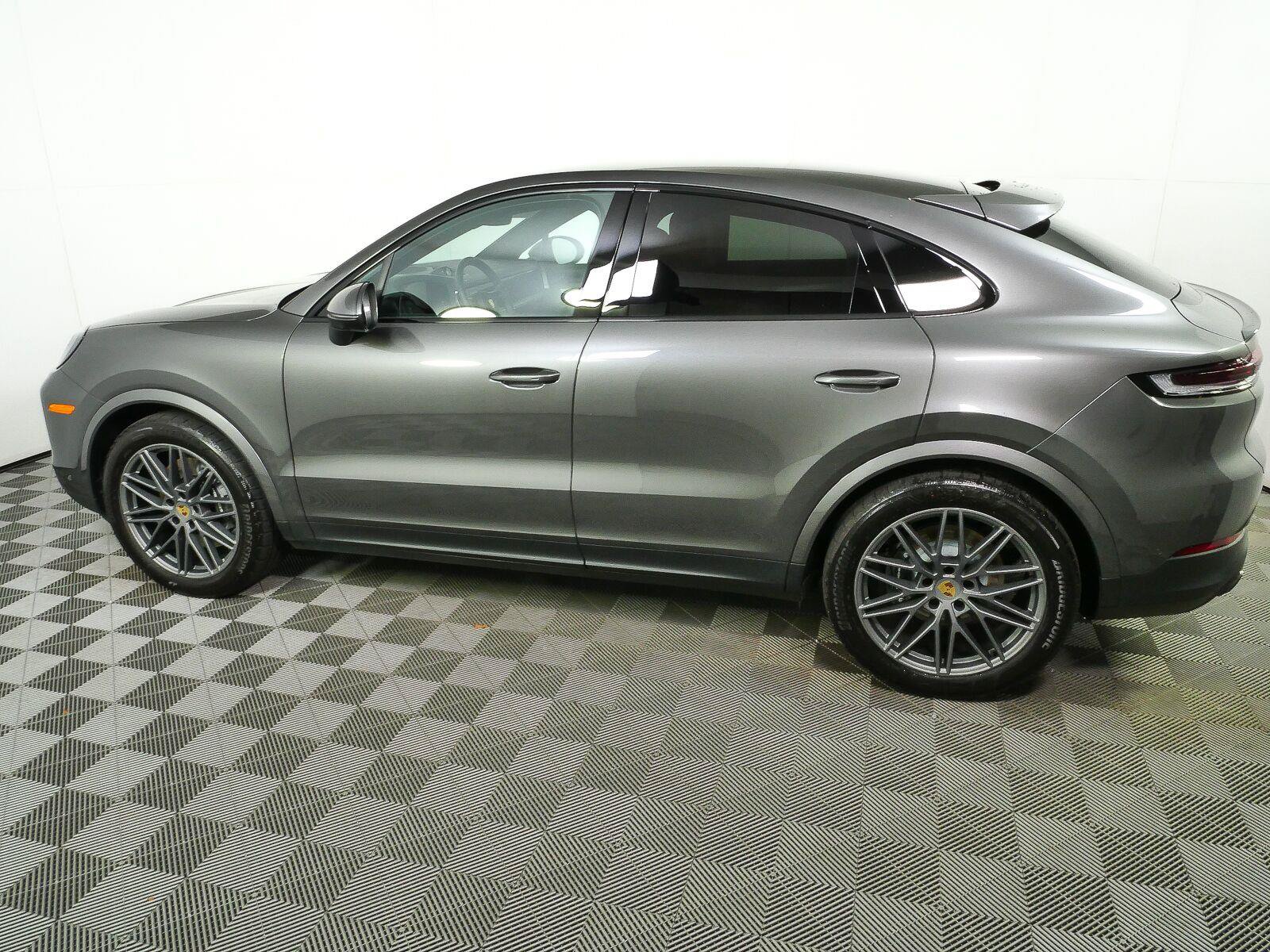 Certified 2024 Porsche Cayenne Coupe AWD/4WD image 2