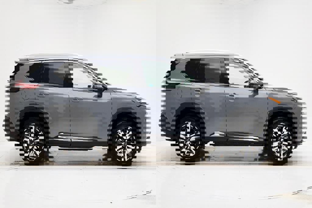 Used 2023 Nissan Rogue SL w/ SL Premium Package image 3