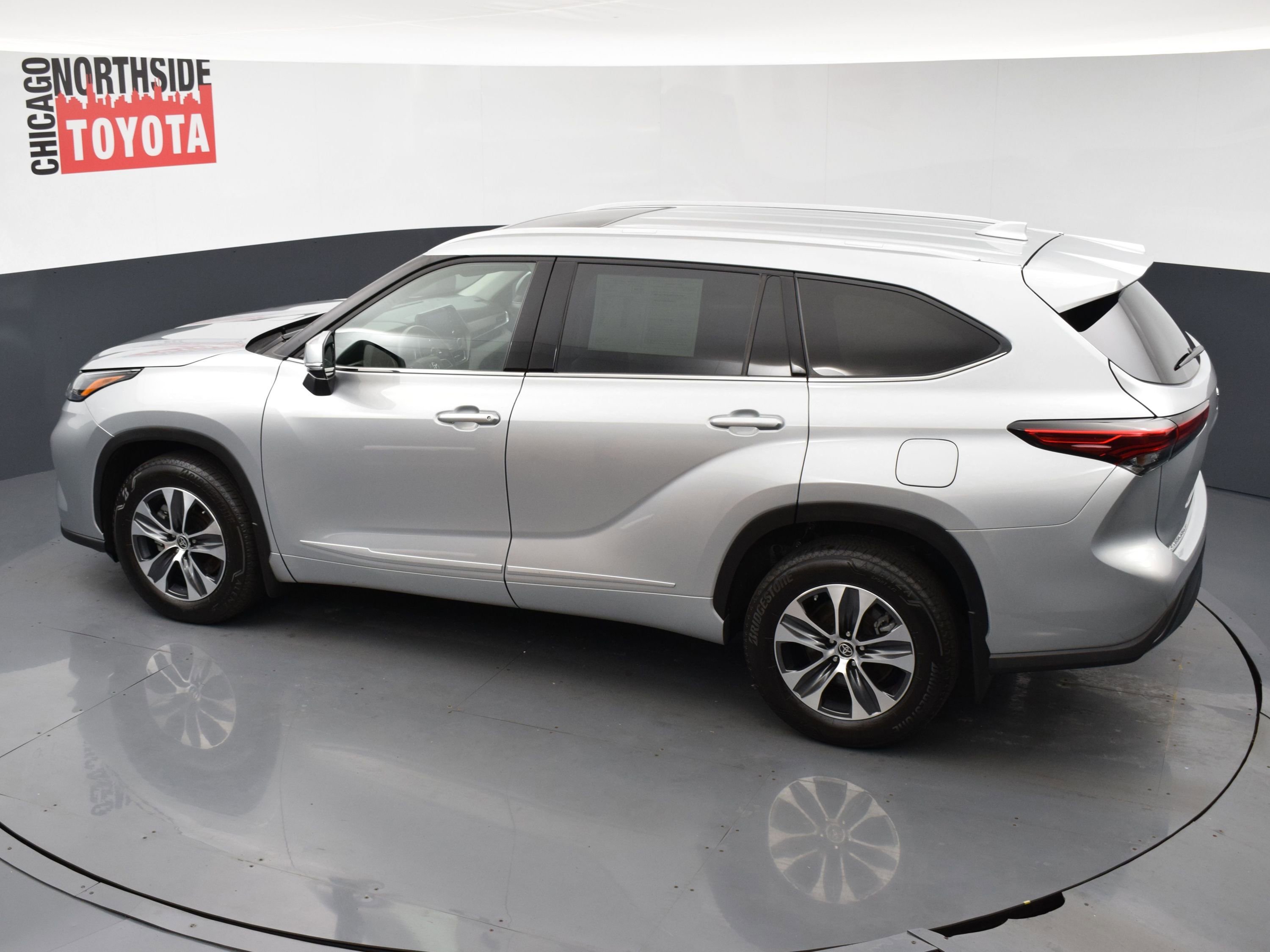 Used 2022 Toyota Highlander XLE AWD/4WD image 23