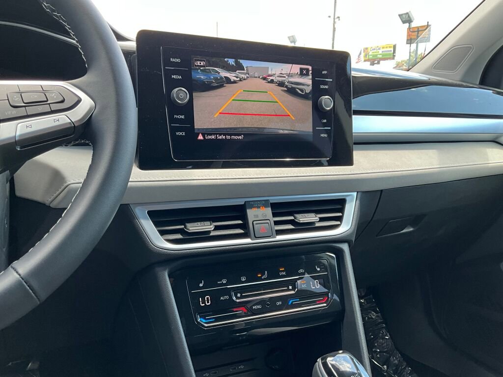 New 2025 Volkswagen Taos SE image 17