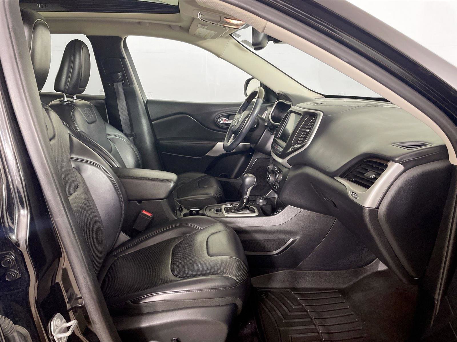 Used 2017 Jeep Cherokee Overland w/ Technology Group image 28