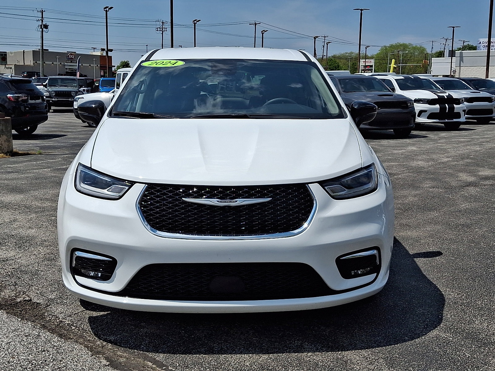 Used 2024 Chrysler Pacifica Touring-L FWD image 4