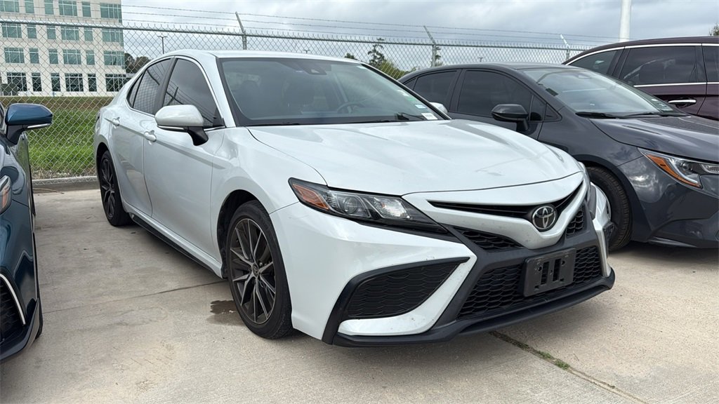 Used 2022 Toyota Camry SE image 3