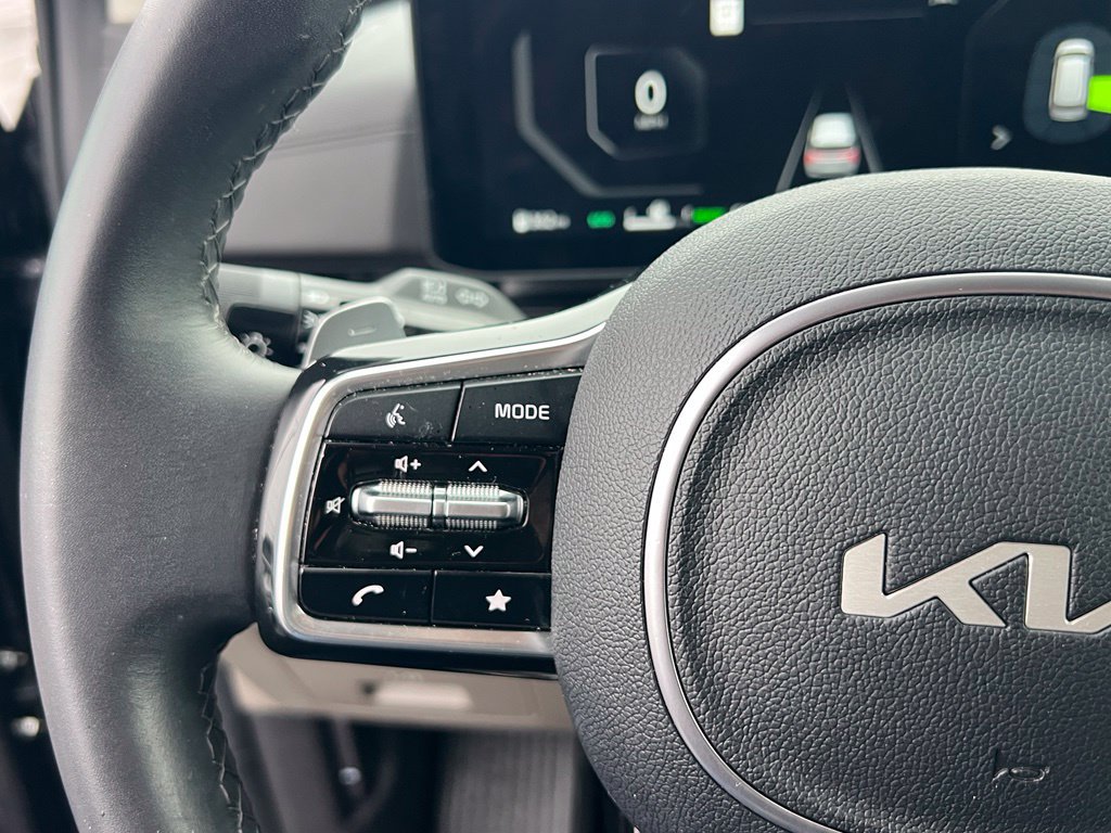 Certified 2025 Kia Carnival SX FWD image 21