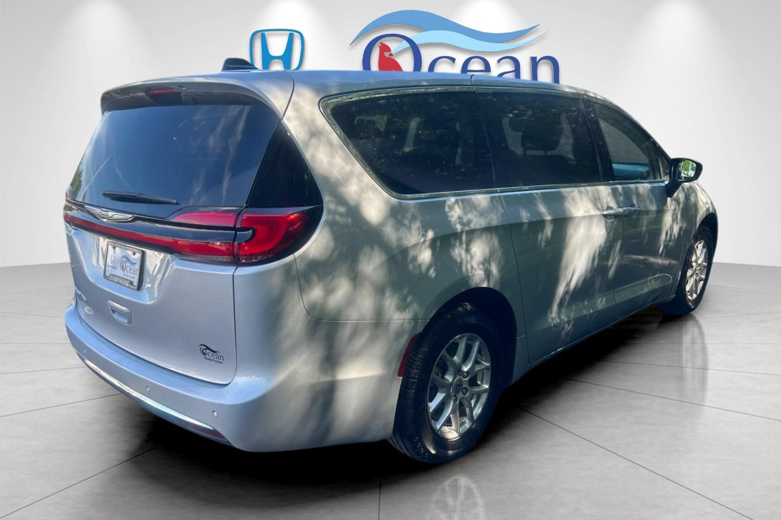 Used 2024 Chrysler Pacifica Touring-L FWD image 3