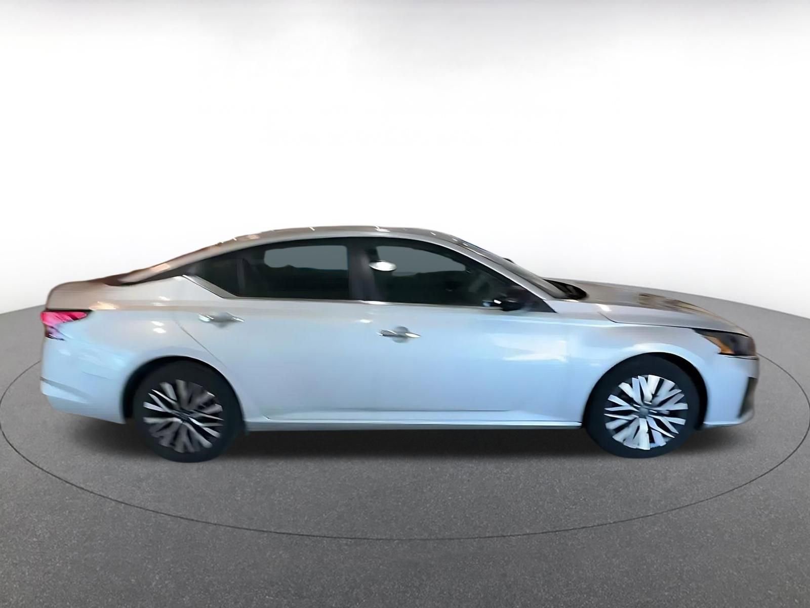 Used 2025 Nissan Altima 2.5 SV image 14