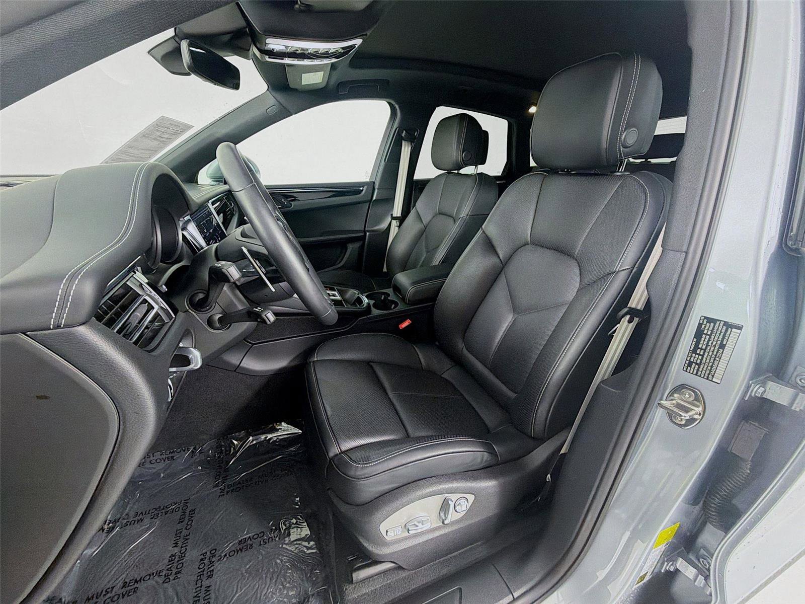 Certified 2025 Porsche Macan image 5