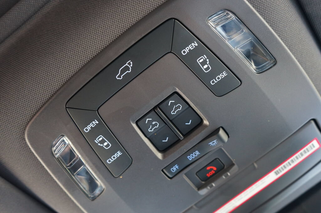 Used 2023 Toyota Sienna XSE AWD/4WD image 27