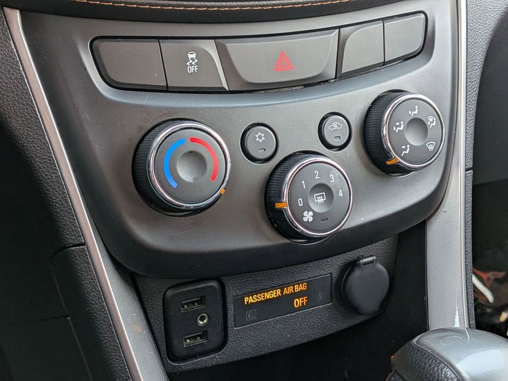 Used 2022 Chevrolet Trax LT w/ LT Convenience Package image 27