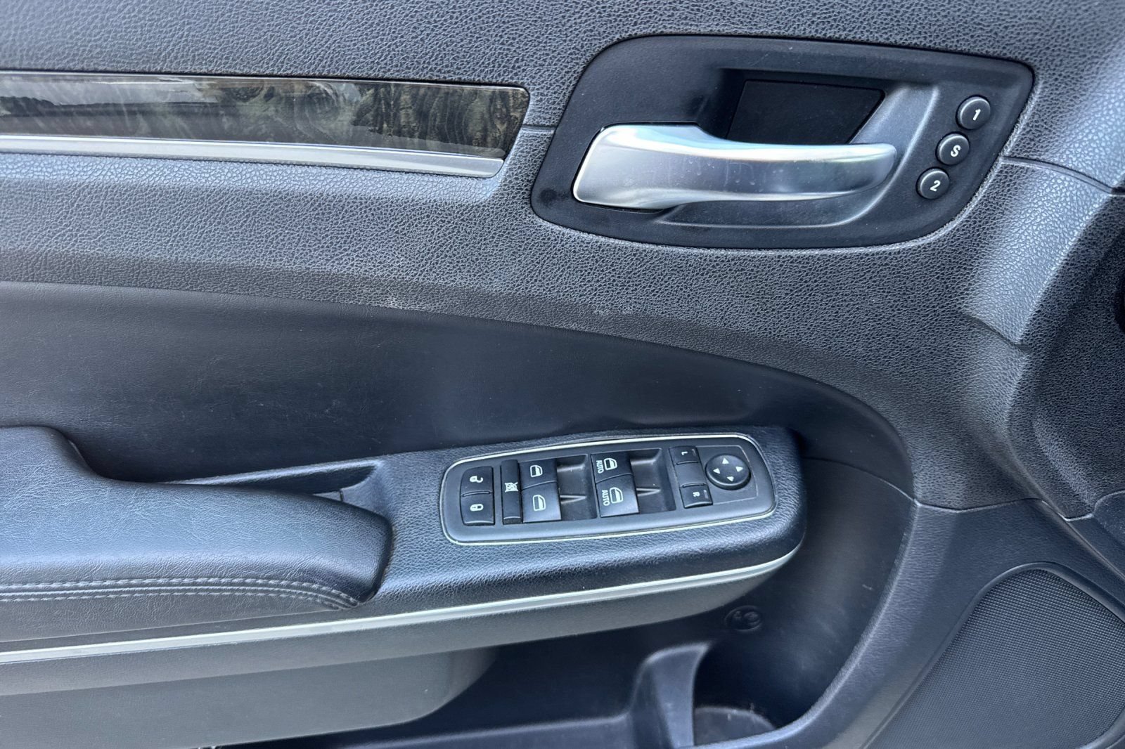 Used 2013 Chrysler 300 C RWD image 10