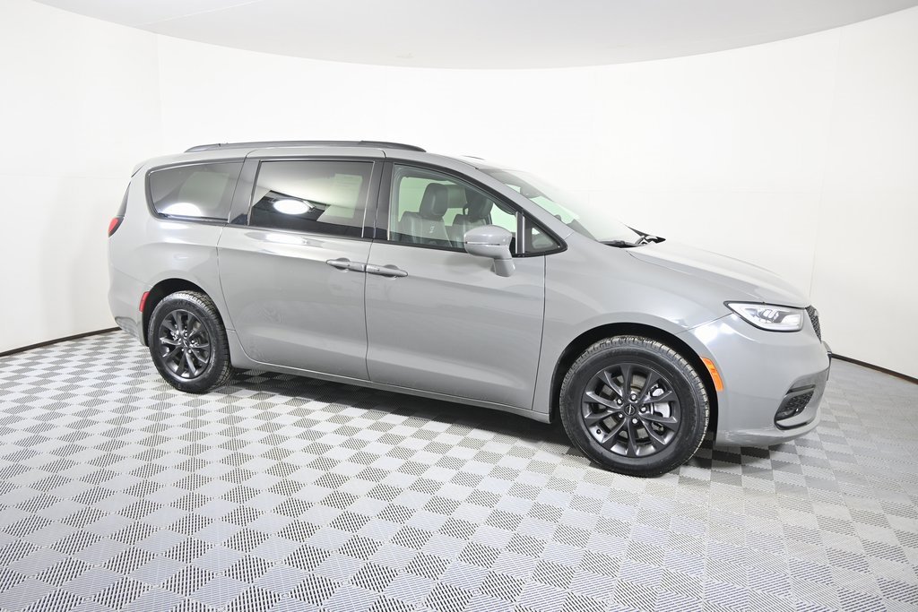 Used 2022 Chrysler Pacifica Touring-L w/ S Appearance Package image 8