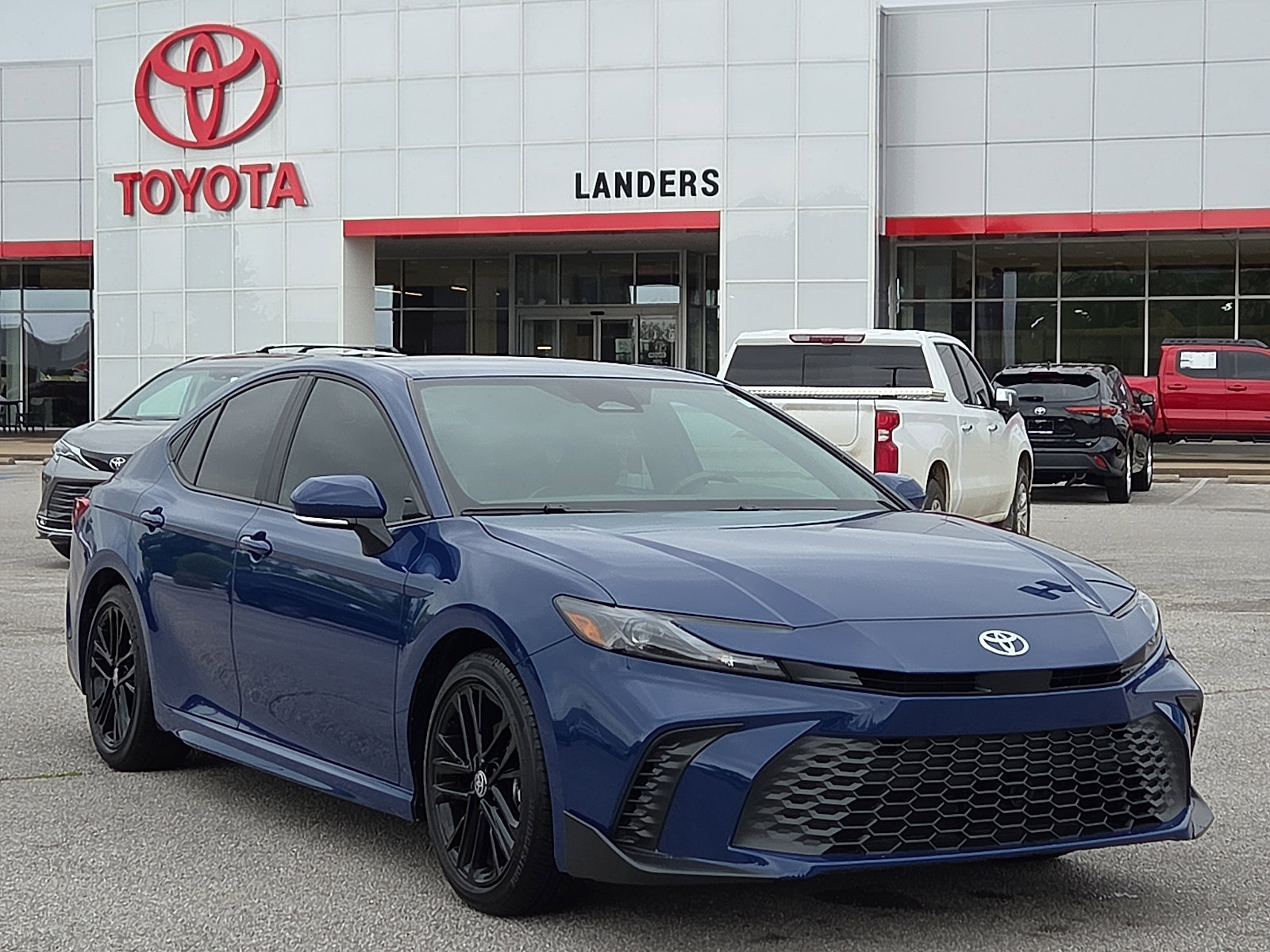 Used 2025 Toyota Camry SE image 1