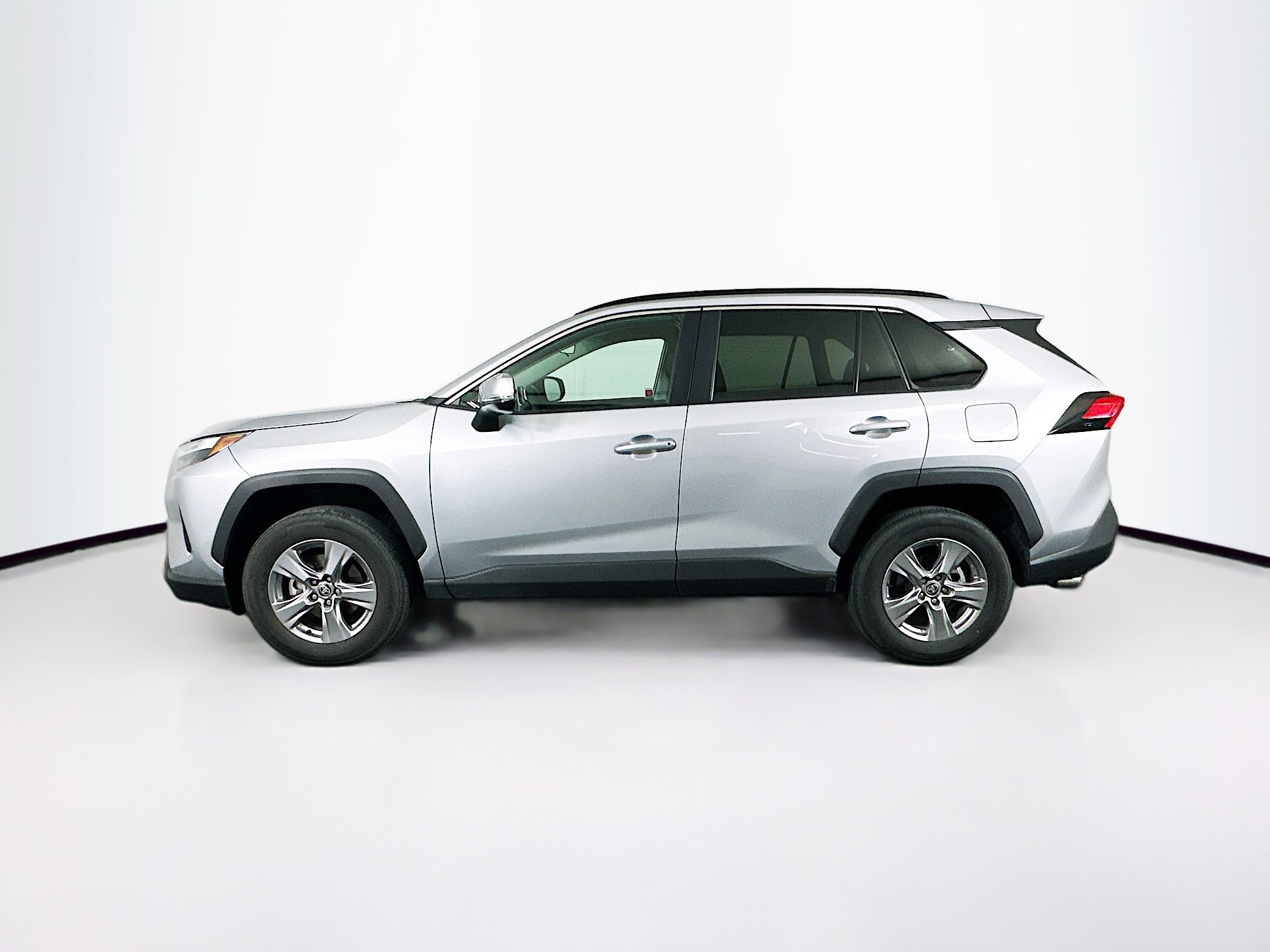Used 2025 Toyota RAV4 XLE AWD/4WD image 4
