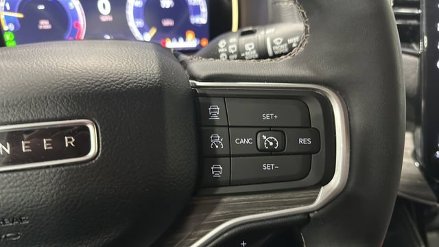 Used 2024 Jeep Wagoneer L Series II w/ Flexible Seating Group AWD/4WD image 15