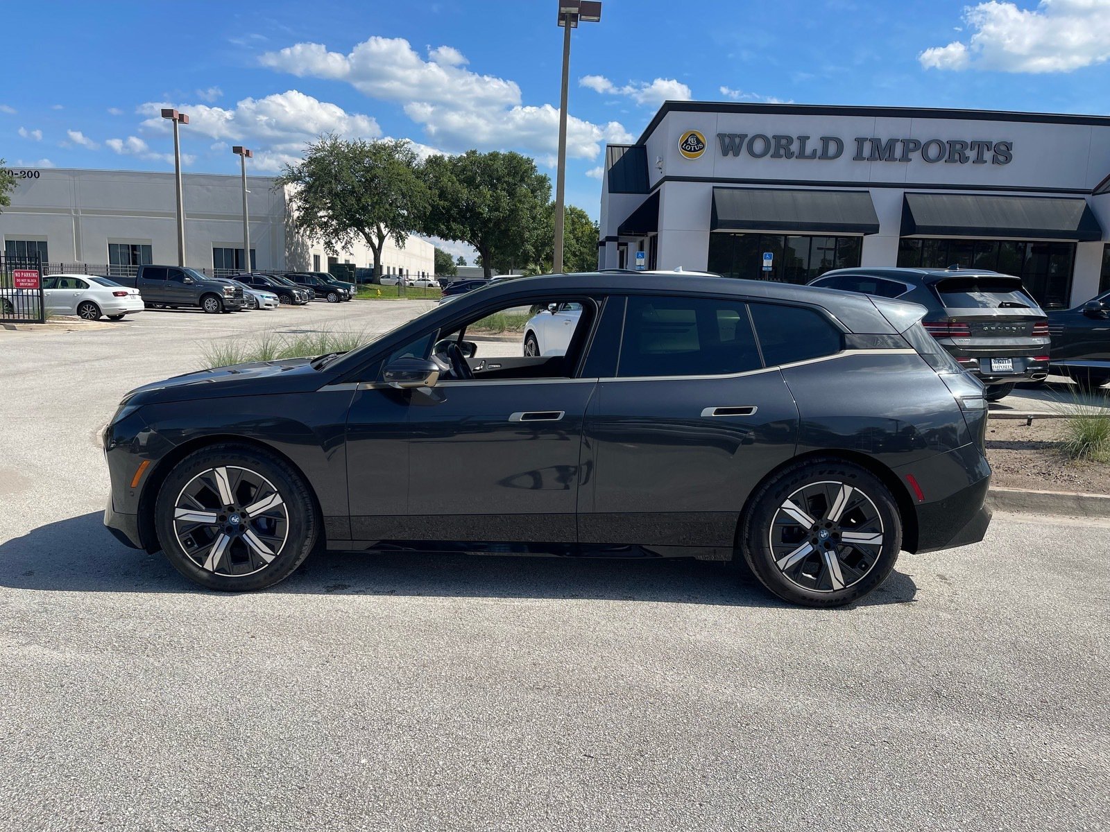 Used 2022 BMW iX xDrive50 w/ Premium Package AWD/4WD image 2