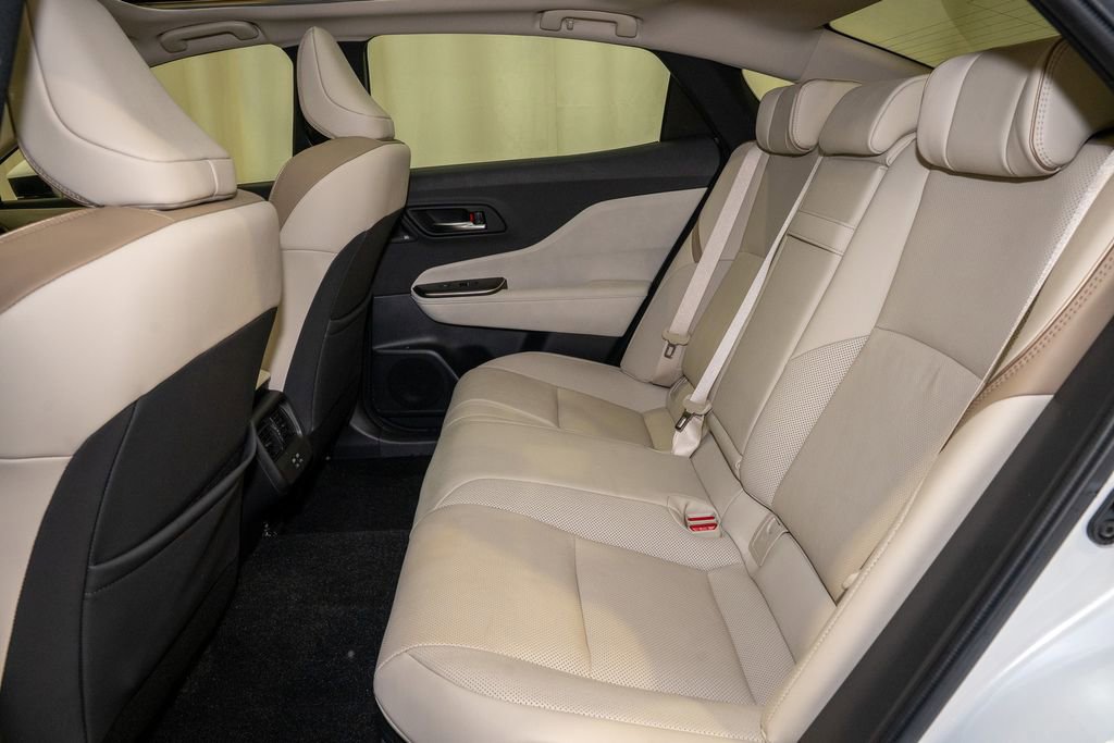 Used 2023 Toyota Crown Limited image 8