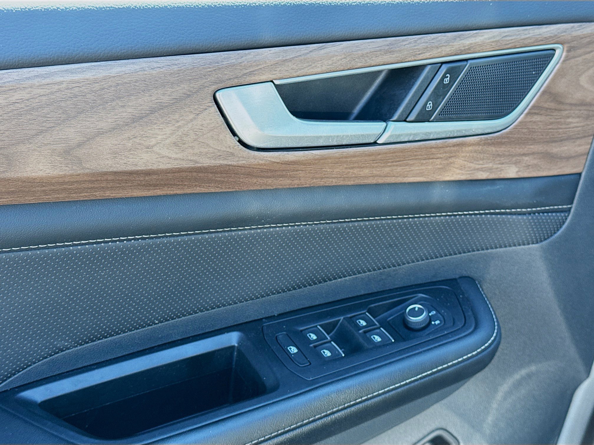 Used 2024 Volkswagen Atlas SE image 23