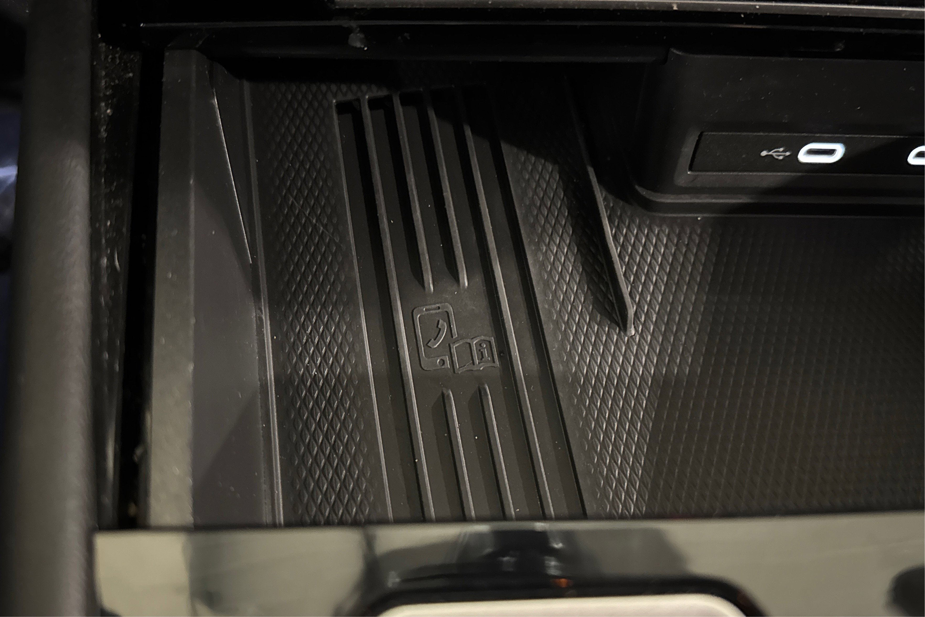 Used 2025 Volkswagen Atlas SE image 33