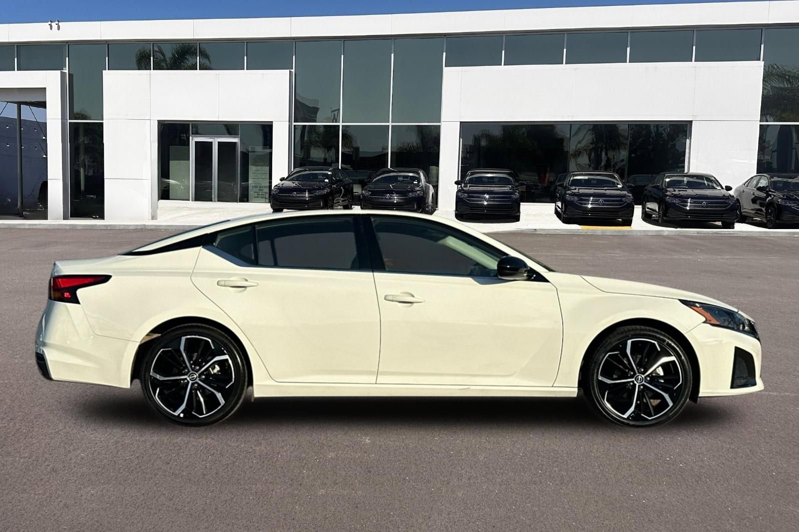 Used 2024 Nissan Altima 2.5 SR image 2