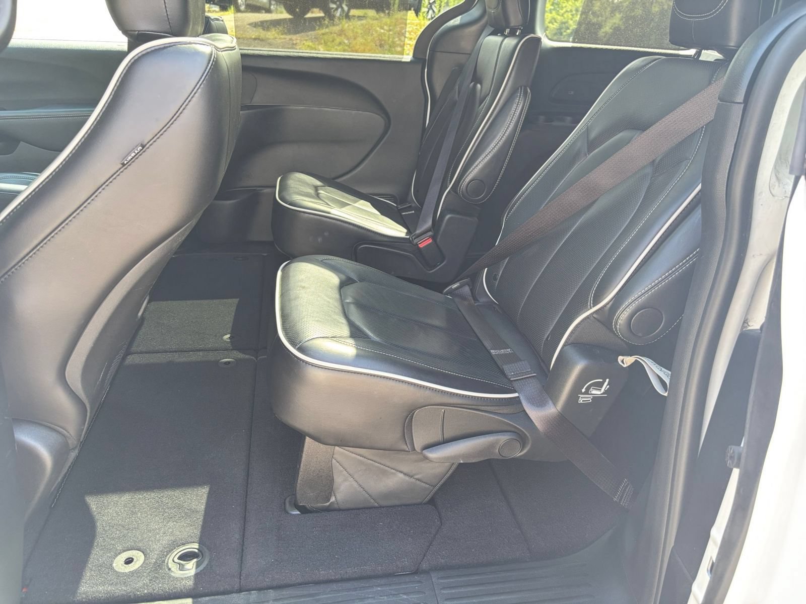 Used 2025 Chrysler Pacifica Limited FWD image 28