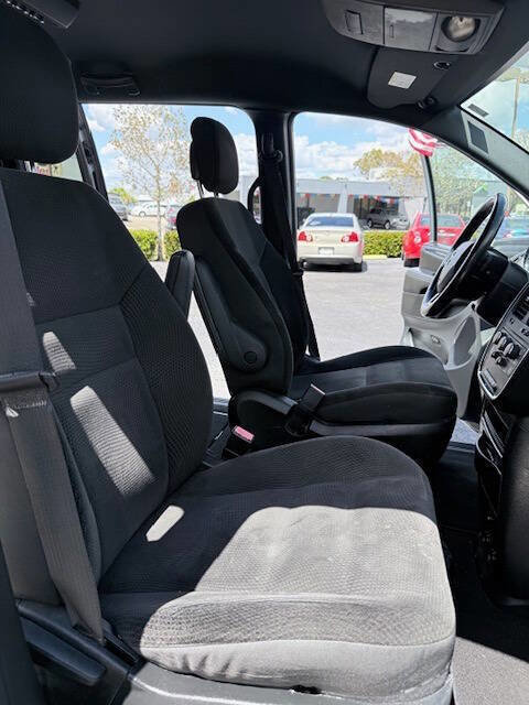 Used 2018 Dodge Grand Caravan SE FWD image 14