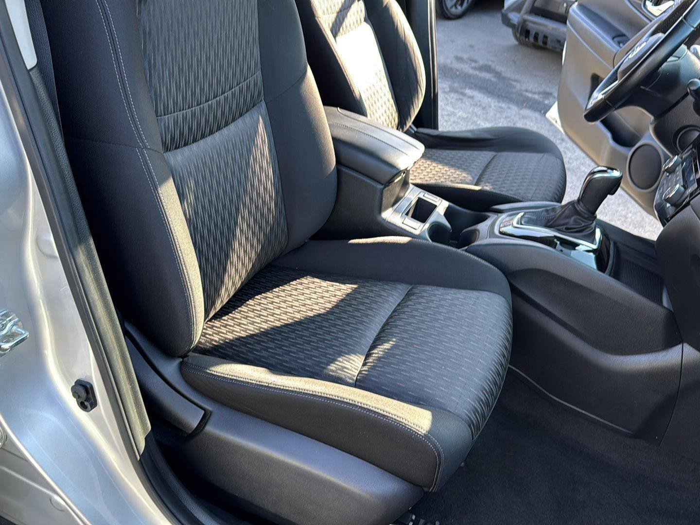 Used 2020 Nissan Rogue SV image 35