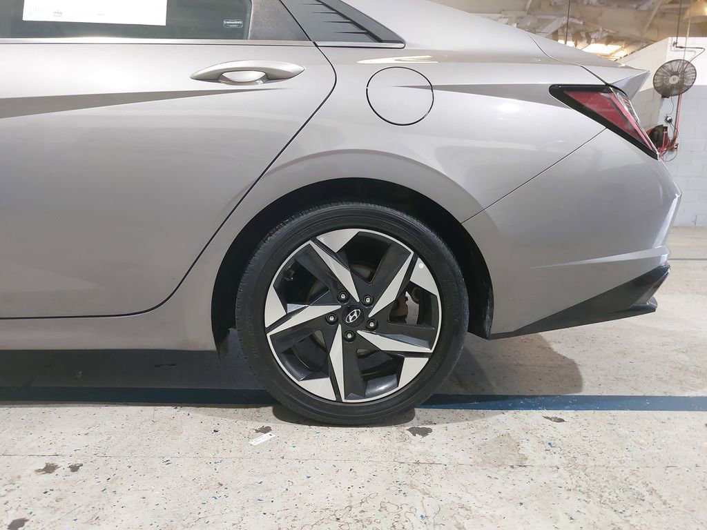 Used 2022 Hyundai Elantra Limited FWD image 32