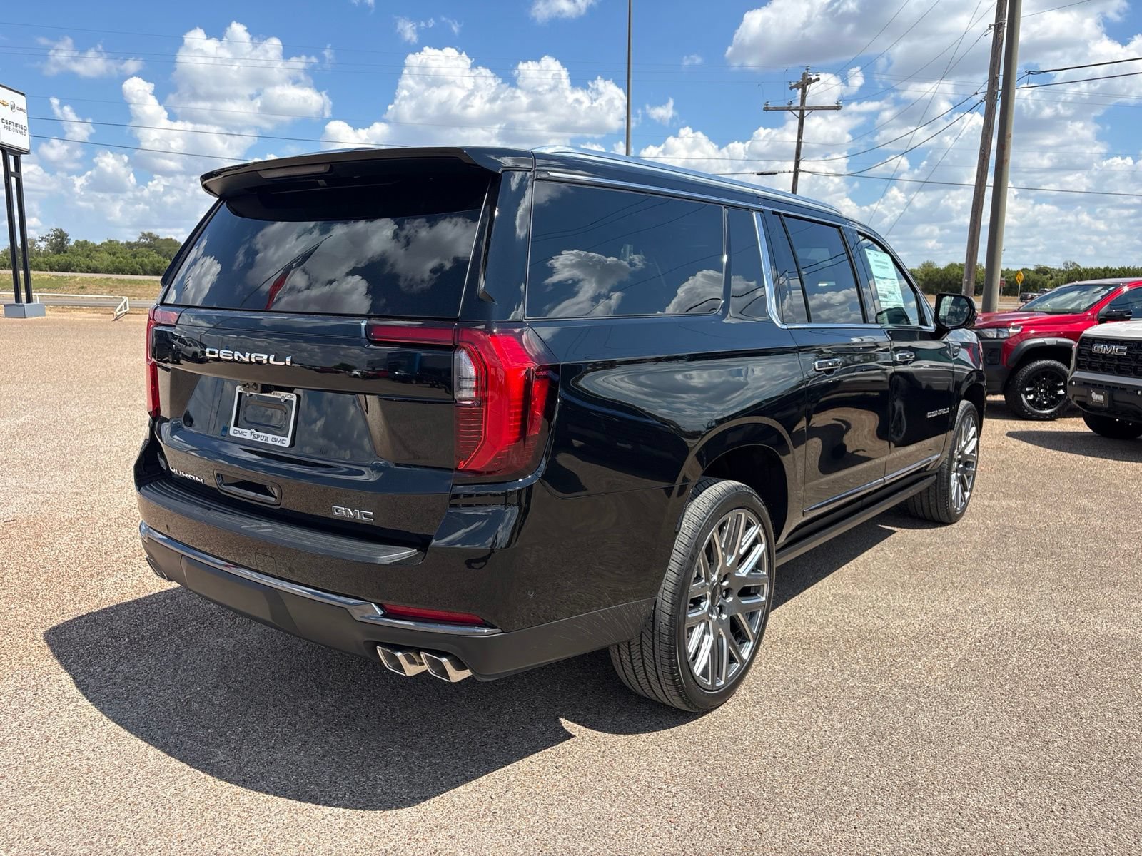 New 2026 GMC Yukon XL Denali Ultimate w/ LPO, Floor Liner Package AWD/4WD image 6