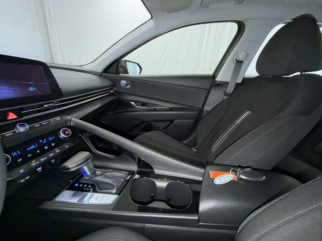 Used 2025 Hyundai Elantra SEL image 5