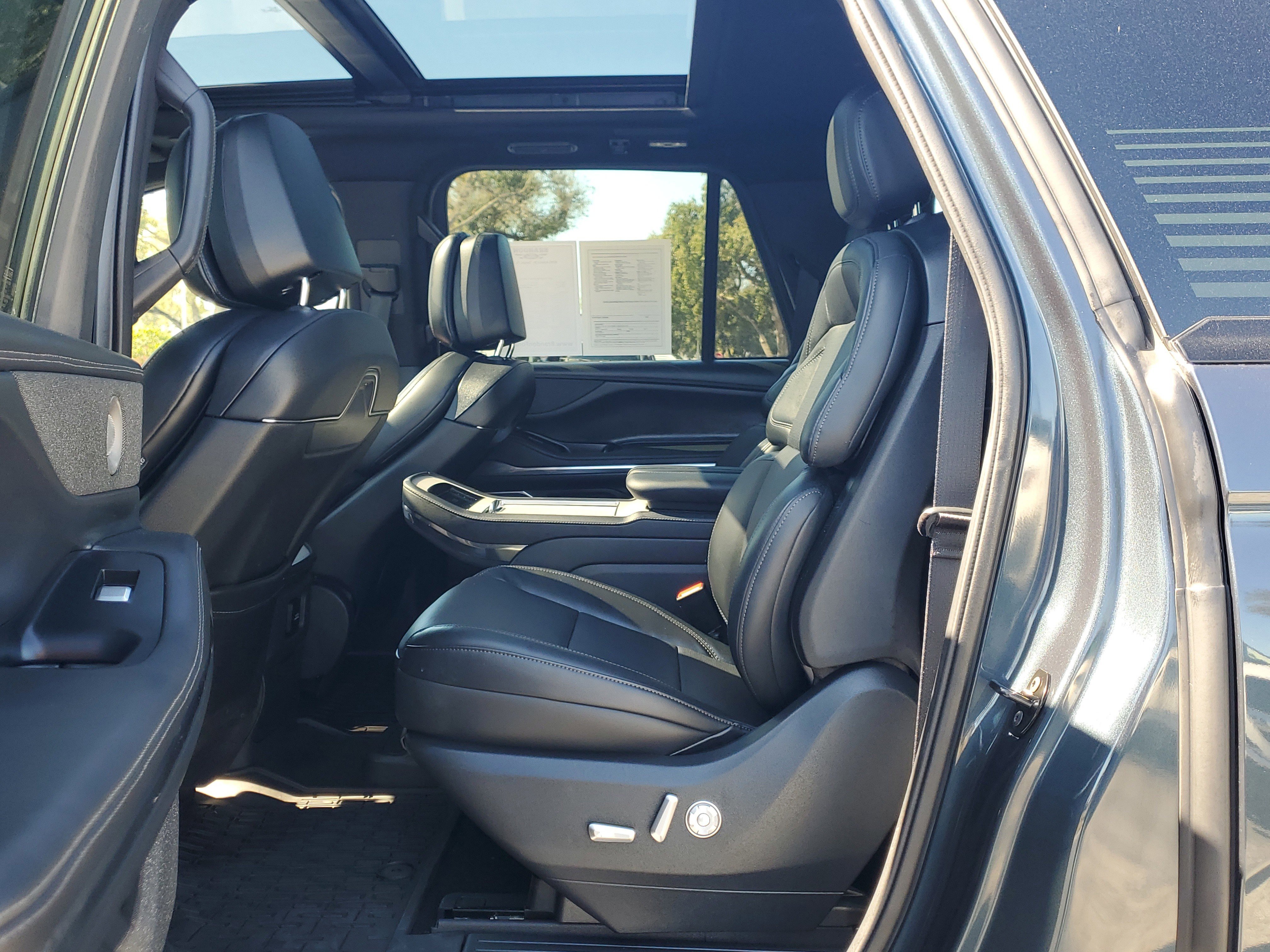 Used 2025 Lincoln Navigator L Reserve w/ Jet Appearance Package image 12