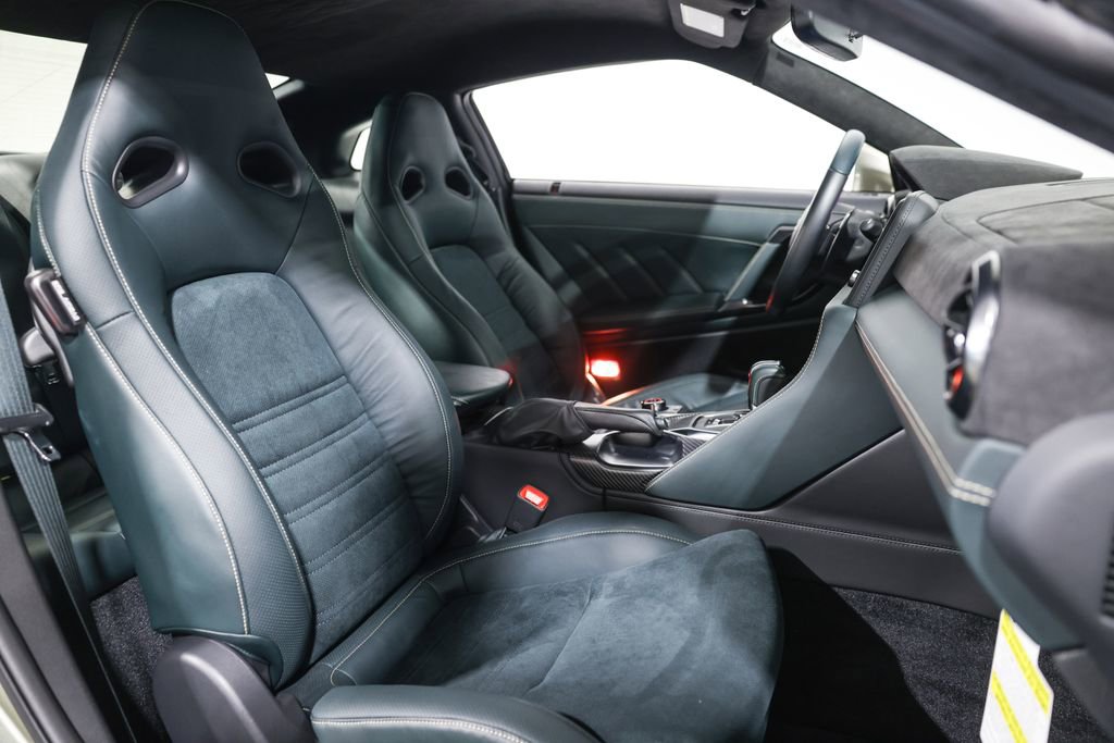 Used 2021 Nissan GT-R Premium image 21
