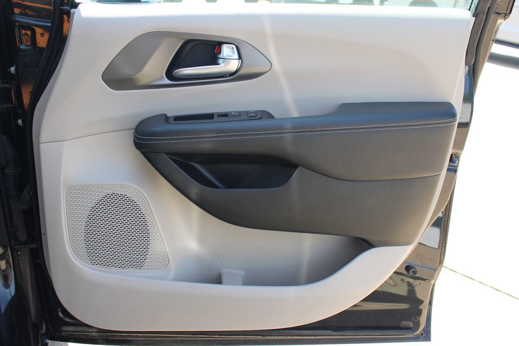 Used 2024 Chrysler Pacifica Select FWD image 39