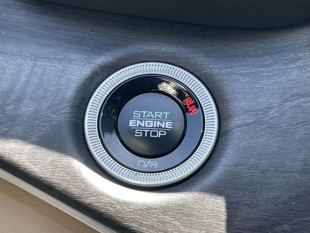 Certified 2025 Jeep Grand Cherokee Limited w/ Luxury Tech Group II image 43