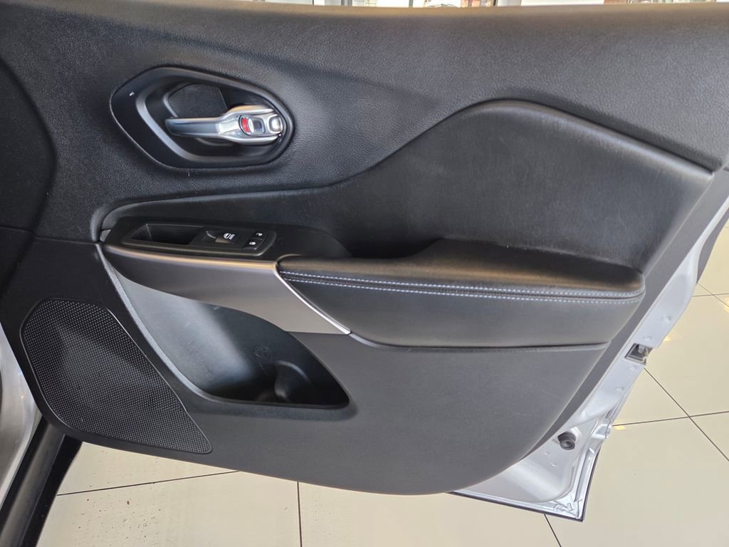 Used 2019 Jeep Cherokee Latitude Plus w/ Comfort/Convenience Group image 23