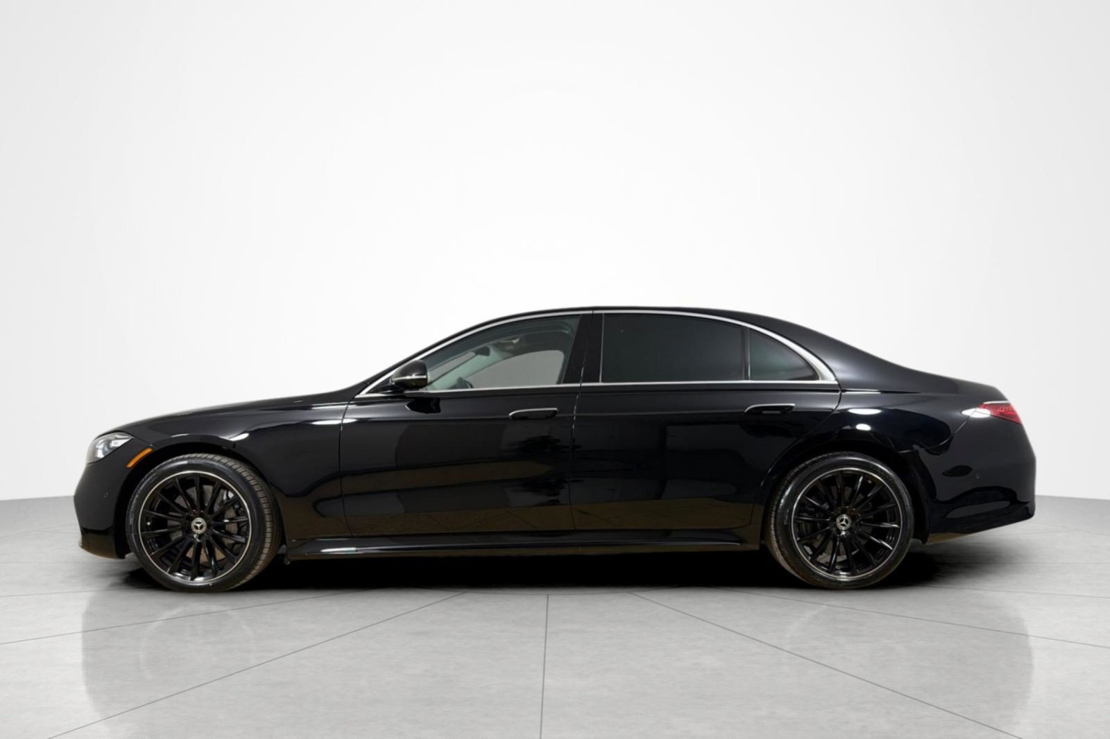 Used 2022 Mercedes-Benz S 580 4MATIC Sedan image 2