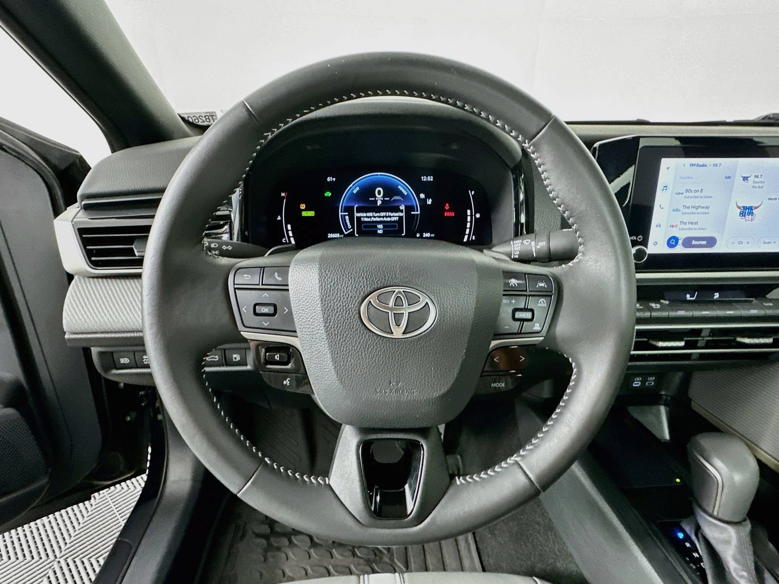 Used 2025 Toyota Camry SE FWD image 11