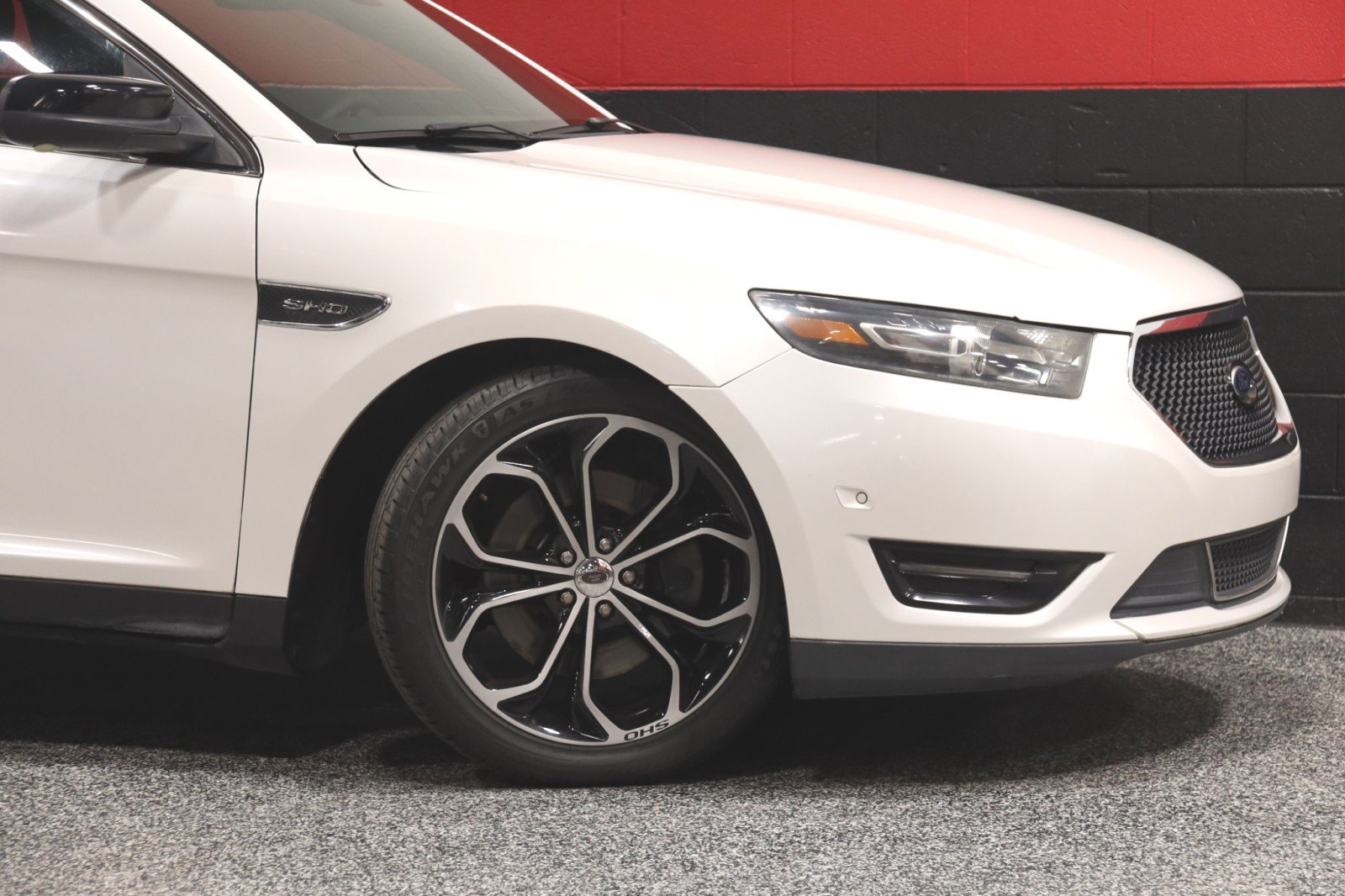 Used 2013 Ford Taurus SHO image 3