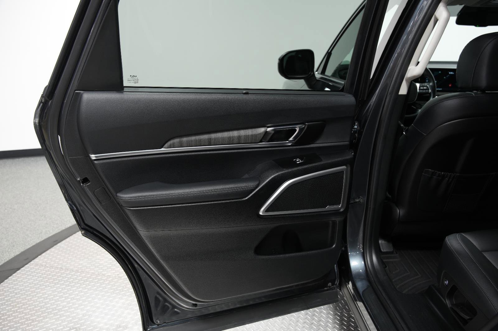 Used 2023 Kia Telluride EX w/ EX Captain's Chair Package image 21