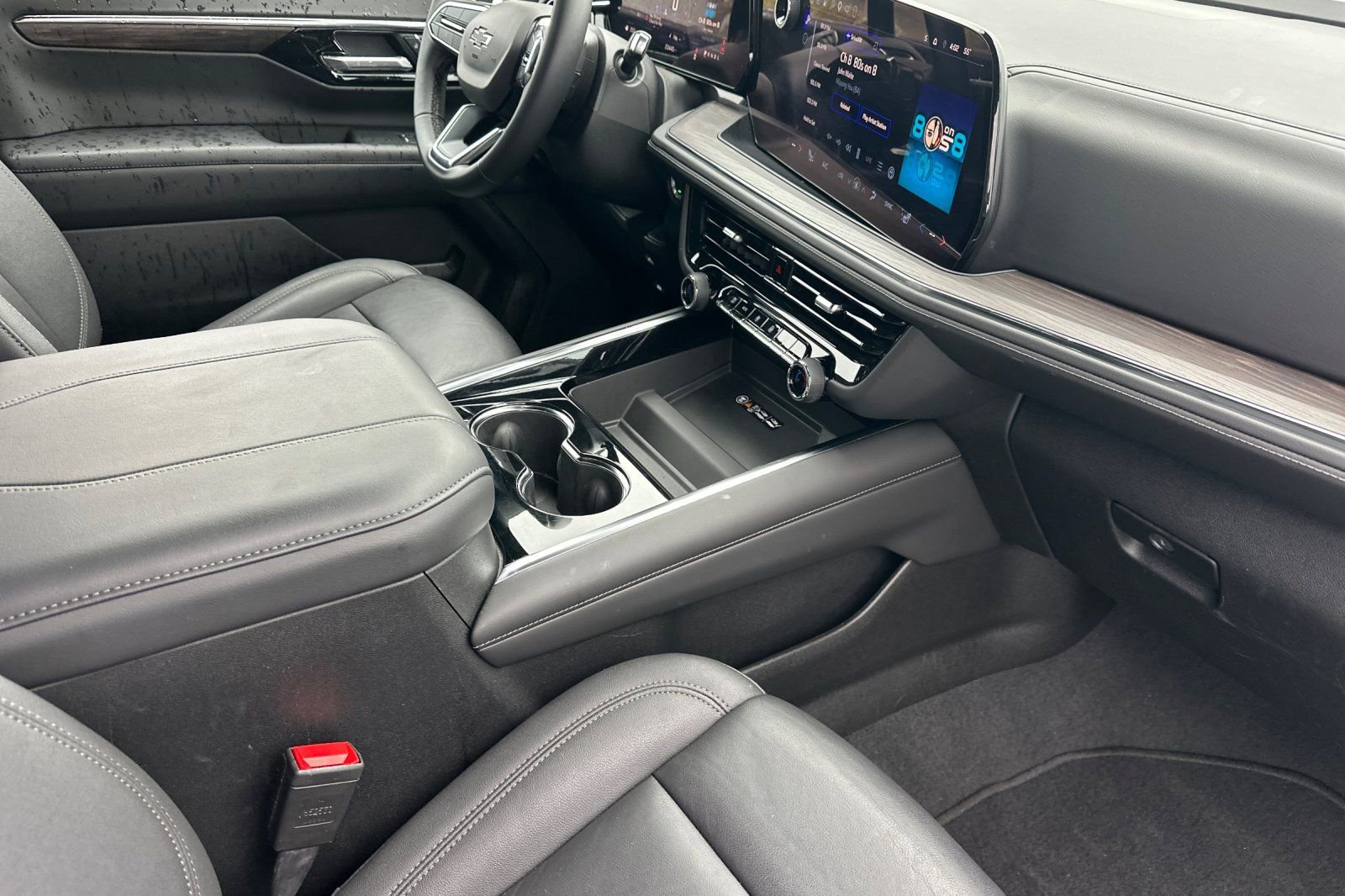 Used 2025 Chevrolet Suburban Z71 AWD/4WD image 16