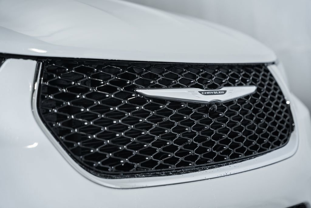 Used 2025 Chrysler Pacifica Select image 13