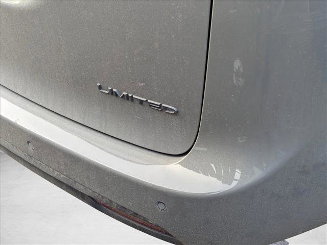 Used 2025 Chrysler Pacifica Limited image 9