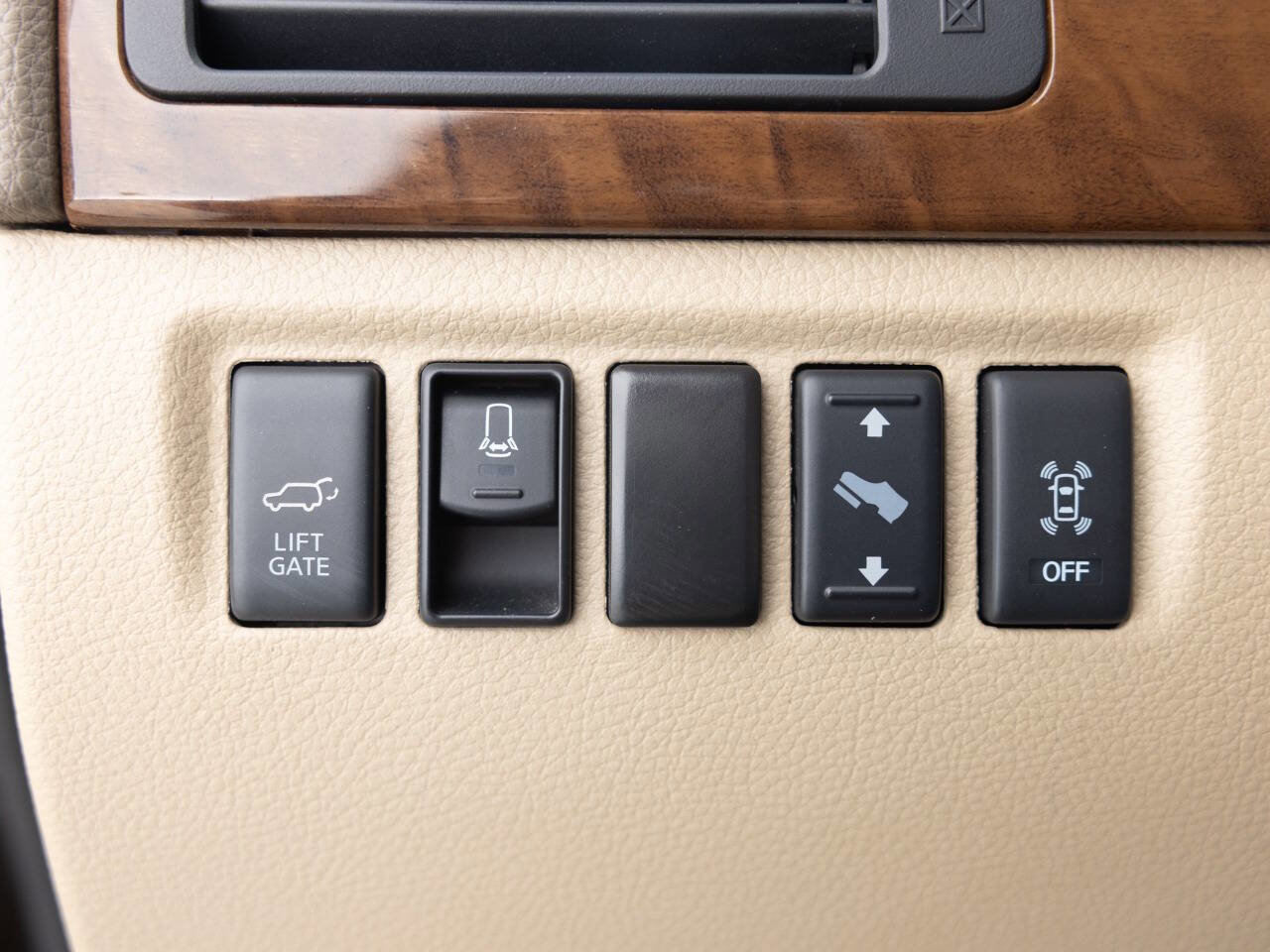 Used 2015 Nissan Armada Platinum image 39