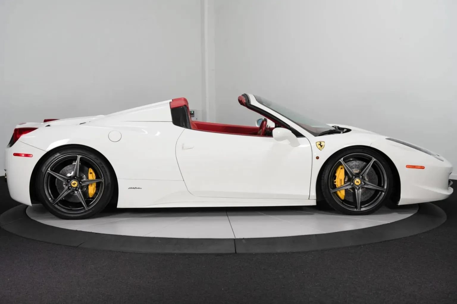 Used 2013 Ferrari 458 Spider RWD image 3