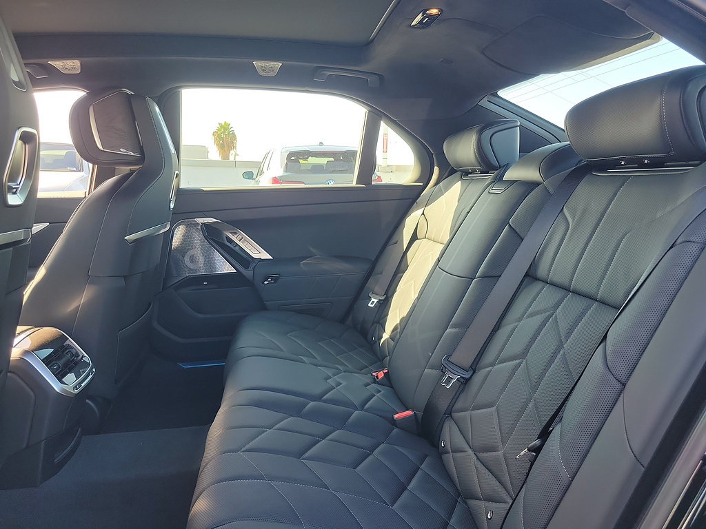 New 2026 BMW i7 M70 w/ Executive Package AWD/4WD image 14
