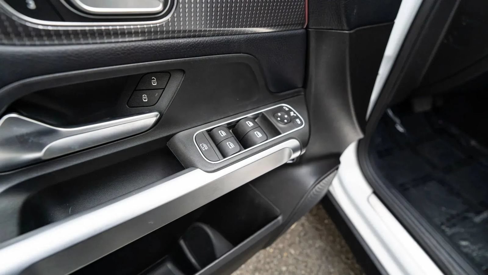 Used 2020 Mercedes-Benz GLB 250 4MATIC w/ Premium Package image 37